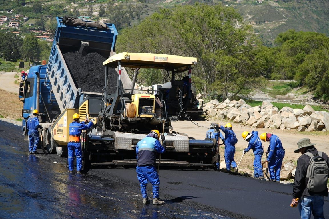 Colocación de asfalto en la vía Puente de la Unidad Nacional - Gualaceo. /Cortesía