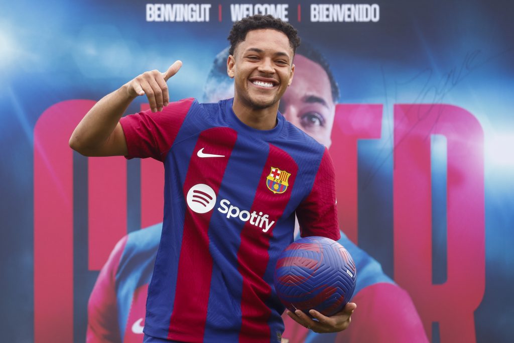 El brasilero Vitor Roque, fue presentado ante la afición del FC Barcelona. El delantero de 18 años debutó ante las Palmas.