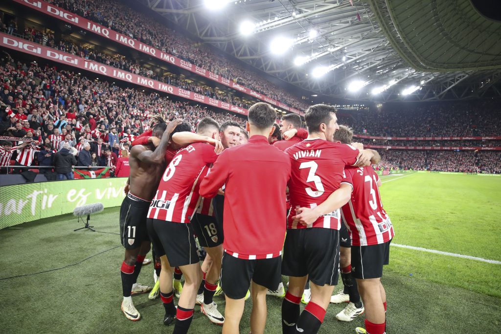 Los jugadores del Athletic celebran el gol de Nico Williams (i), cuarto del equipo vasco ante el FC Barcelona, durante el partido de los cuartos de final de la Copa del Rey de fútbol que Athletic Club y FC Barcelona disputan este miércoles en el estadio de San Mamés. EFE/Luis Tejido