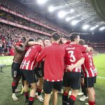 Los jugadores del Athletic celebran el gol de Nico Williams (i), cuarto del equipo vasco ante el FC Barcelona, durante el partido de los cuartos de final de la Copa del Rey de fútbol que Athletic Club y FC Barcelona disputan este miércoles en el estadio de San Mamés. EFE/Luis Tejido