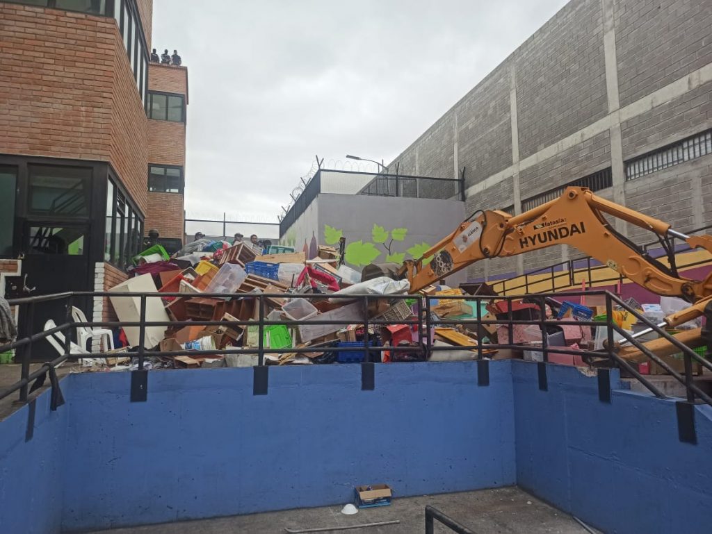 Momento de la limpieza en la cárcel de Turi, Cuenca.