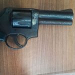 Este es el arma que las autoridades decomisaron al adolescente que incomodó a sus compañeros. Foto Fiscalía Nacional