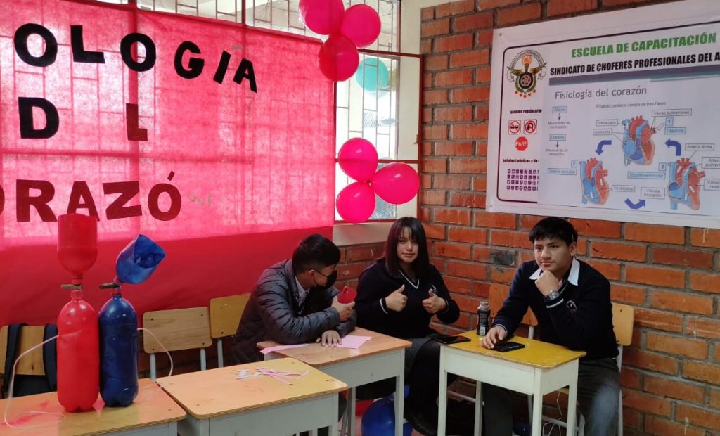 Estudiantes de la Unidad Educativa Particular Sindicato de Choferes de Azuay durante labores cotidianas. /Cortesía