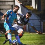 Tobías Donsanti disputa balón con Nicolás Dávila en partido amistoso. Foto: Libertad