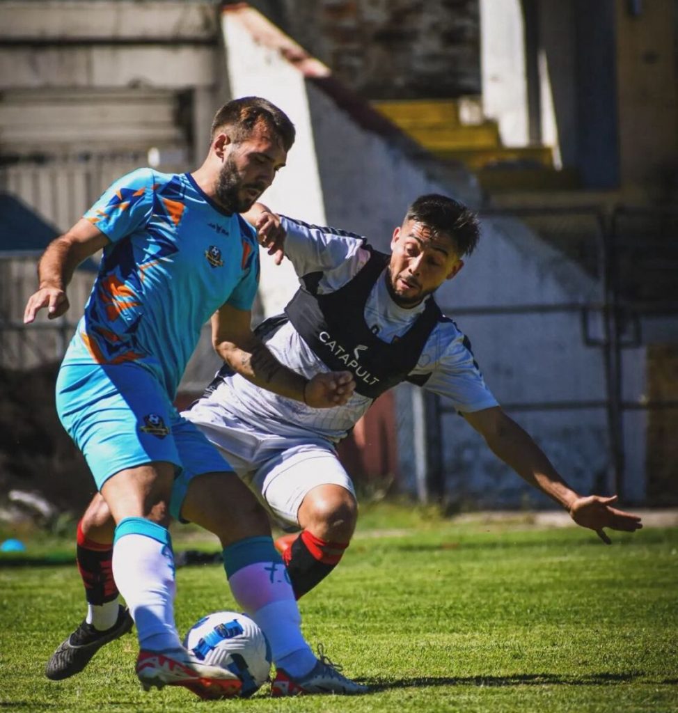 Tobías Donsanti disputa balón con Nicolás Dávila en partido amistoso. Foto: Libertad