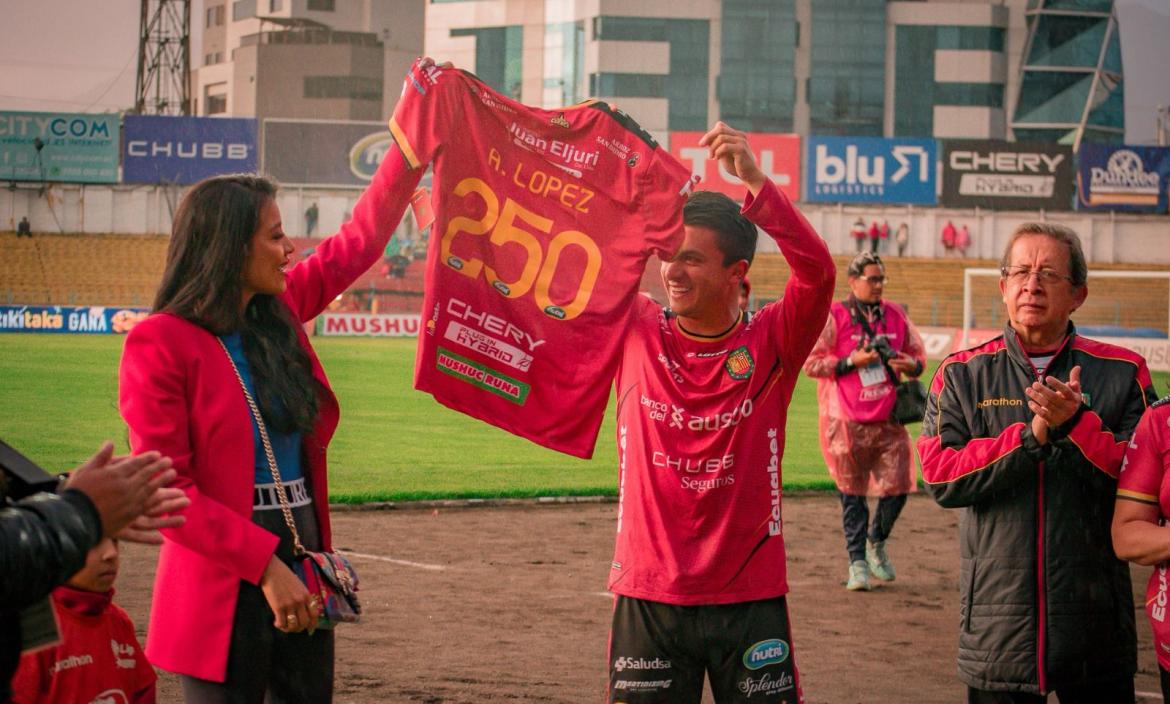 Andrés López renueva su contrato con Deportivo Cuenca para el 2024.