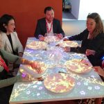 Avatares que dan la bienvenida a un establecimiento; inteligencia artificial que percibe hasta los sentimientos, u hoteles diseñados para "visitar" Marte. Las nuevas tecnologías han irrumpido en el sector turístico, que se ha abonado a lo "figital", el nuevo concepto acuñado para definir la transición, o más bien la fusión, de lo físico y lo digital. Las tecnologías tienen su propio espacio en la Feria, en el área bautizada como "Fitur TechY", y si el año pasado el guiño fue a Julio Verne con la recreación de un hotel submarino, este año la inspiración ha llegado de la película "Desafío Total" que dirigió Paul Verhoeven en 1990, y el máximo exponente de ese desafío es la recreación de un hotel de otro planeta y que permitiría "alojarse" en Marte. EFE