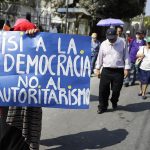 Miembros de ONG, activistas de derechos humanos, veteranos de guerra y familiares de detenidos bajo el régimen de excepción se manifiestan hoy contra Nayib Bukele durante la conmemoración del 32 aniversario de la firma de los Acuerdos de Paz, en San Salvador (El Salvador)