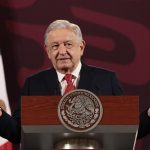 López Obrador respondió este martes que "no se puede cerrar" la frontera de Estados Unidos con México después de que el exmandatario estadounidense (2017-2021) Donald Trump prometió hacerlo tras triunfar en los caucus de Iowa. El gobernante mexicano reaccionó a la victoria de Trump, quien arrasó el lunes con más del 50 % de los votos en los caucus de Iowa, donde en su discurso triunfal advirtió que una de sus primeras acciones de Gobierno será cerrar la frontera con México. EFE
