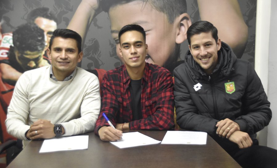 Josué Méndez firma contrato con Deportivo Cuenca. Foto: Deportivo Cuenca