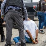 El presunto líder de una banda delictiva fue detenido por la Policía Nacional.