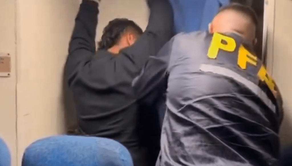 Los familiares del líder criminal José Adolfo Macías Villamar 'Fito' aterrizaron este viernes en Guayaquil deportados desde Argentina.