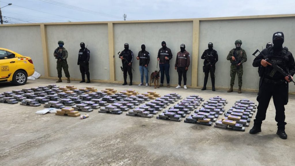 Personal policial y militar custodia droga incautada en Vinces.