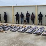 Personal policial y militar custodia droga incautada en Vinces.