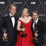 El actor británico Matthew Macfadyen, ganador del premio al mejor actor de reparto en una serie dramática, la actriz australiana Sarah Snook, ganadora del premio a la mejor actriz en una serie dramática y el actor estadounidense Kieran Culkin, ganador del premio al mejor actor en una serie dramática por 'Succession' posan en la sala de prensa durante la 75ª ceremonia anual de los premios Primetime Emmy celebrada anoche en el Peacock Theater de Los Ángeles, California, Estados Unidos.