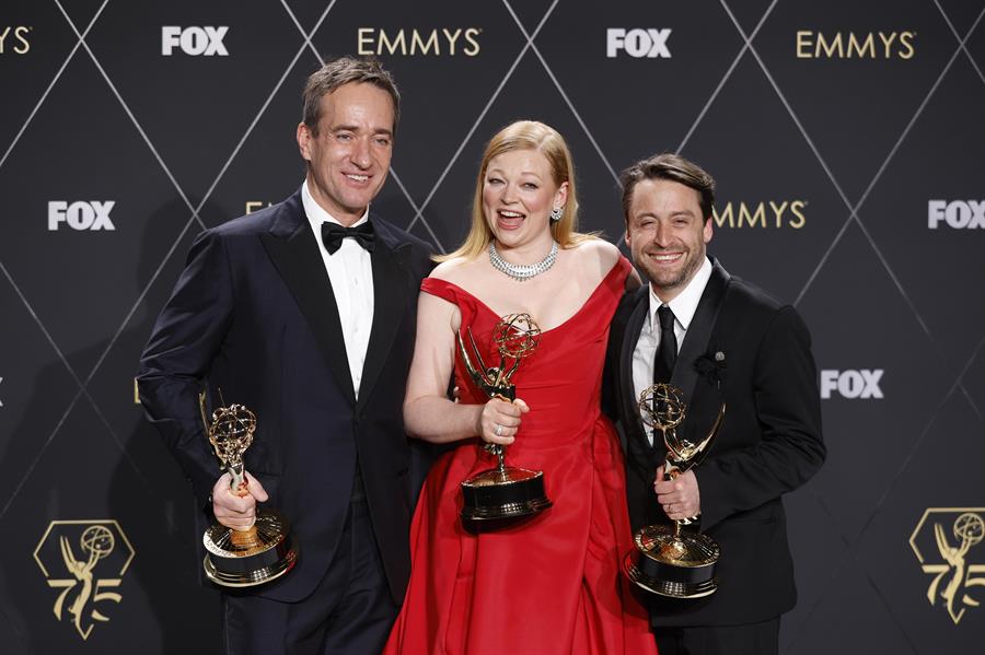 El actor británico Matthew Macfadyen, ganador del premio al mejor actor de reparto en una serie dramática, la actriz australiana Sarah Snook, ganadora del premio a la mejor actriz en una serie dramática y el actor estadounidense Kieran Culkin, ganador del premio al mejor actor en una serie dramática por 'Succession' posan en la sala de prensa durante la 75ª ceremonia anual de los premios Primetime Emmy celebrada anoche en el Peacock Theater de Los Ángeles, California, Estados Unidos.