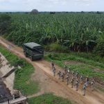 El Ejército de Perú patrulla en dos distritos fronterizos con Ecuador con el apoyo de drones, vehículos y armamento, como parte del plan de operaciones por el estado de emergencia declarado hace 8 días en todas las localidades limítrofes con este país, informó este jueves el Ministerio de Defensa. Una primera patrulla integrada por personal del Batallón de Infantería Motorizado N° 5 (BIM N° 5) se desplazó desde el Fuerte Zarumilla hacia el sector Pesqueros, en el distrito de Aguas Verdes, provincia de Zarumilla, en el departamento norteño de Tumbes, precisó el ministerio. EFE