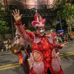 Artistas participan en el desfile inaugural de carnaval, hoy por la Avenida 18 de julio de Montevideo (Uruguay). Entre luces de colores y figuras gigantes de entrañables personajes de la cultura, la capital uruguaya se viste de fiesta para celebrar con un nuevo desfile a lo largo de su principal avenida el regreso del carnaval 'más largo del mundo'. El destello colorido de las cintas de luces led dispuestas a lo largo de 18 de julio lo anuncian. Por la céntrica avenida de Montevideo van a pasar los 38 conjuntos protagonistas de la nueva edición de la fiesta popular que presume de ser la más larga por extenderse durante más de 40 días: el carnaval uruguayo. EFE