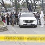 Policías investigan el vehículo con impactos de bala en el que se encontraba el fiscal César Suárez al ser asesinado. /EFE