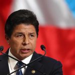 La Fiscalía de Perú solicitó 34 años de prisión para el expresidente Pedro Castillo por el fallido autogolpe de Estado del 7 de diciembre de 2022, informó este viernes el Ministerio Público. El exmandatario se encuentra recluido desde ese día en cumplimiento de una orden de prisión preventiva de 18 meses y pesa sobre él otra orden de 36 meses de prisión preventiva mientras es investigado por presuntamente haber liderado una red corrupta en el Ejecutivo. EFE