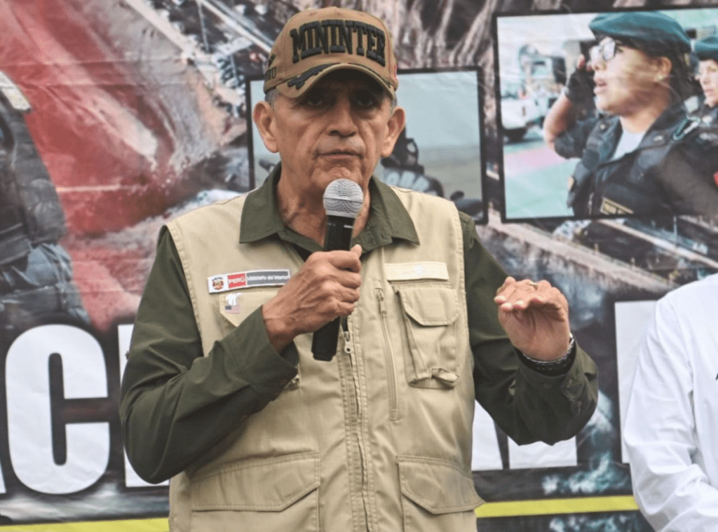 El ministro peruano del Interior, Víctor Torres, viajó este miércoles a la ciudad norteña de Tumbes para supervisar y garantizar el orden interno con el despliegue de 50 policías de la Dirección de Operaciones Especiales (Diroes) en la frontera con Ecuador.