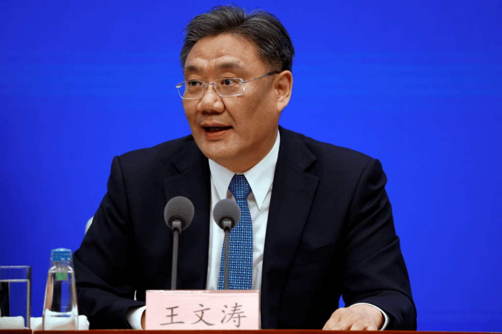 El ministro de Comercio de China, Wang Wentao, expresó hoy su preocupación por las restricciones comerciales impuestas por Estados Unidos a la exportación de máquinas de litografía