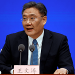 El ministro de Comercio de China, Wang Wentao, expresó hoy su preocupación por las restricciones comerciales impuestas por Estados Unidos a la exportación de máquinas de litografía