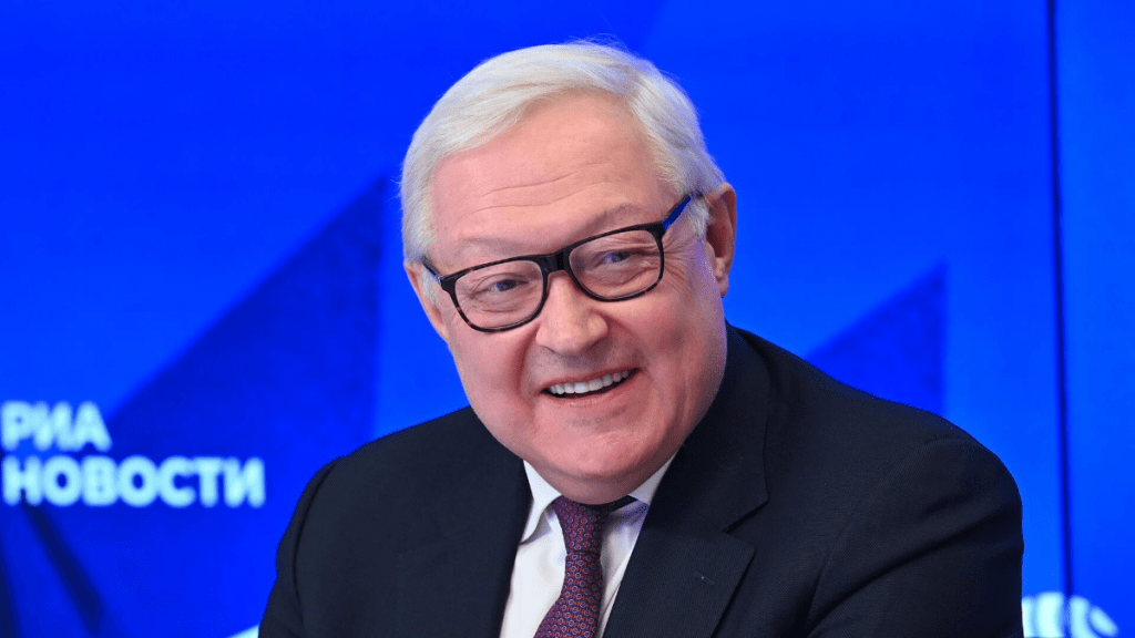 "En lo que se refiere al asunto del hipotético retorno de las armas nucleares tácticas estadounidenses al territorio del Reino Unido, querría advertirles de la manera más clara y dura posible contra ese paso desestabilizador", aseguró Serguéi Riabkov