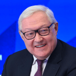 "En lo que se refiere al asunto del hipotético retorno de las armas nucleares tácticas estadounidenses al territorio del Reino Unido, querría advertirles de la manera más clara y dura posible contra ese paso desestabilizador", aseguró Serguéi Riabkov