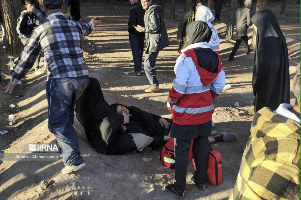 Al menos 103 personas murieron este miércoles y más de 140 resultaron heridas por dos explosiones en el cementerio de la ciudad iraní de Kerman donde se conmemoraba el cuarto aniversario del asesinato del teniente general Qassem Soleimani, informaron fuentes oficiales iraníes. EFE