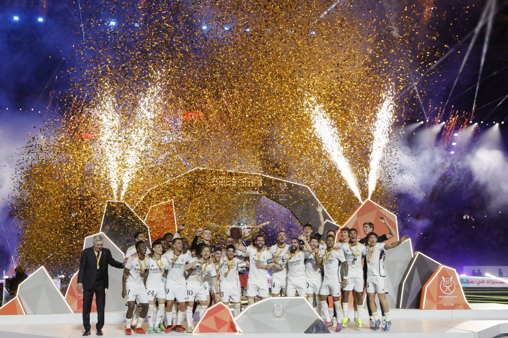 Jugadores de Real Madrid celebran la Supercopa de España. Foto: EFE