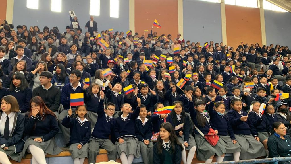 Con un momento cívico para pedir paz, 1.371 planteles educativos de Azuay, Cañar y Morona Santiago volvieron a la presencialidad.