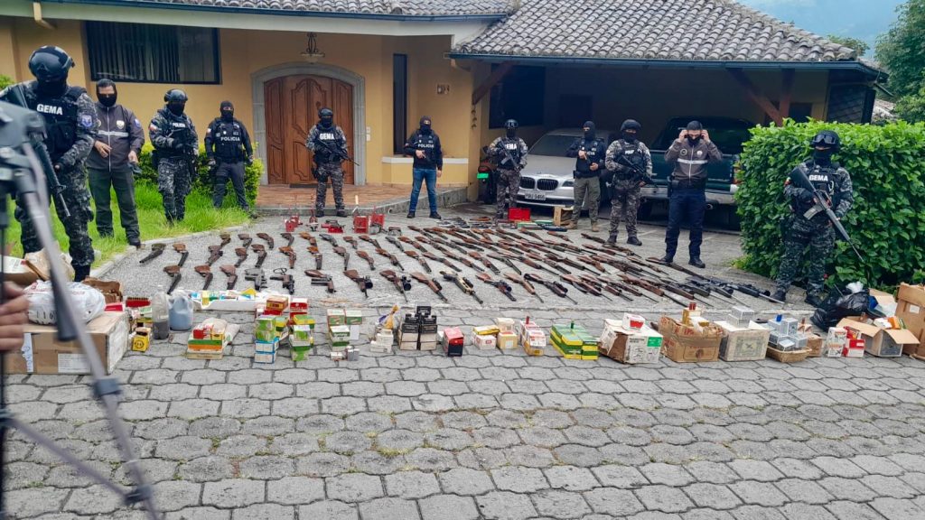 Armas halladas dentro de un vivienda en Quito. /Cortesía