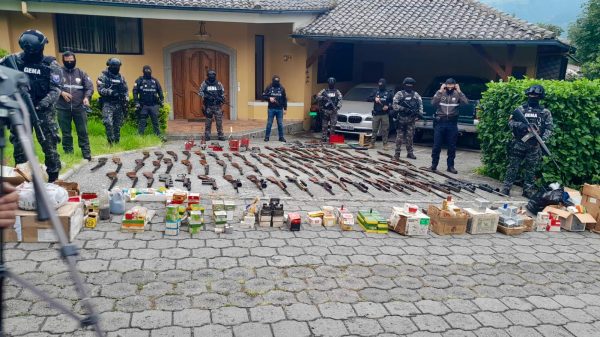 Hallan más de 100 armas dentro de una vivienda en Quito - Diario El ...