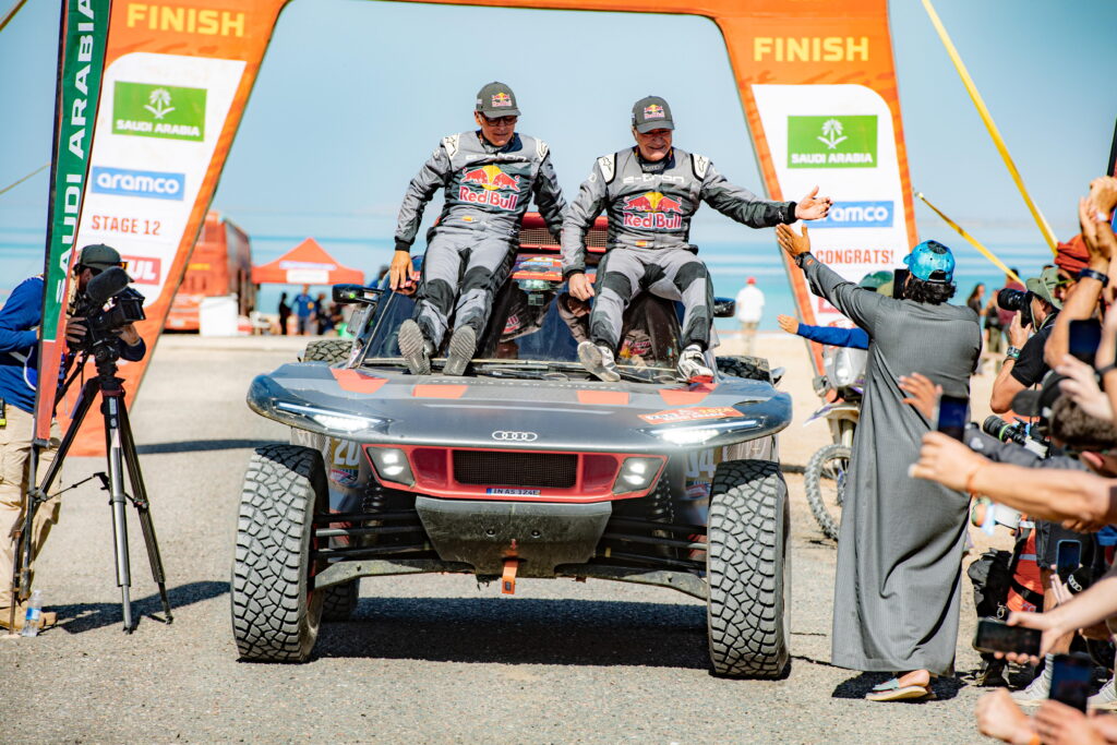 El español Carlos Sainz alzó este viernes su cuarto Dakar en una jornada en la que se citó con el olimpo del automovilismo. Foto: EFE