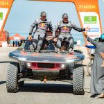 El español Carlos Sainz alzó este viernes su cuarto Dakar en una jornada en la que se citó con el olimpo del automovilismo. Foto: EFE