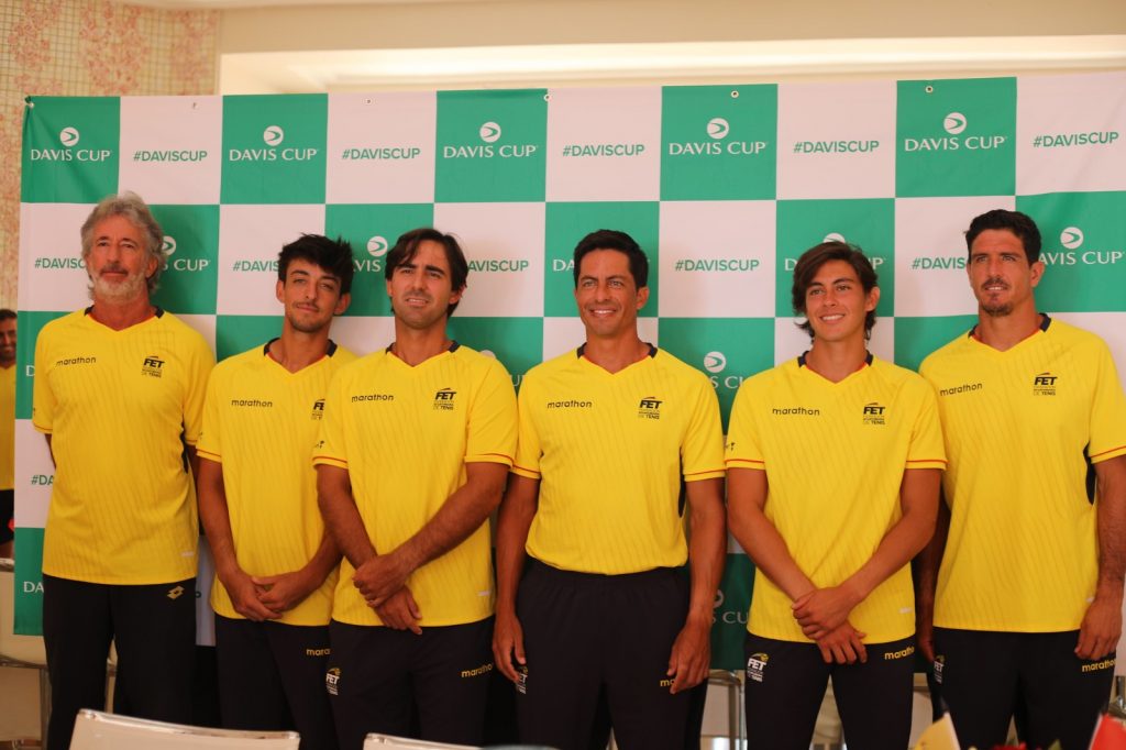 a delegación ecuatoriana, que viajará el 26 de enero, está integrada por el doctor Tyrone Flores Pavón, delegado de la Federación Ecuatoriana de Tenis, el capitán Raúl Viver; y, los jugadores: Emilio Gómez, Álvaro Guillén, Andrés Andrade, Gonzalo Escobar y Diego Hidalgo.