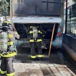 Personal del Cuerpo de Bomberos de Quito durante la intervención en el trolebús afectado. /Cortesía