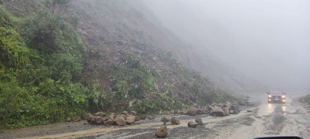 Deslizamiento en la vía Cuenca - Molleturo - El Empalme.