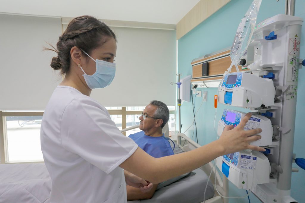 Fernanda Ramírez es enfermera que atiende pacientes en el Hospilat Monte Sinaí de Cuenca. Foto XCA