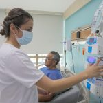 Fernanda Ramírez es enfermera que atiende pacientes en el Hospilat Monte Sinaí de Cuenca. Foto XCA