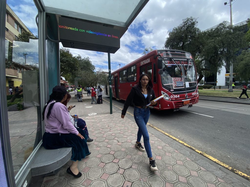 La primera parada inteligente repotenciada se inauguró ayer en la avenida Fray Vicente Solano y 12 de Abril (Colegio Benigno Malo). XCA