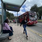 La primera parada inteligente repotenciada se inauguró ayer en la avenida Fray Vicente Solano y 12 de Abril (Colegio Benigno Malo). XCA