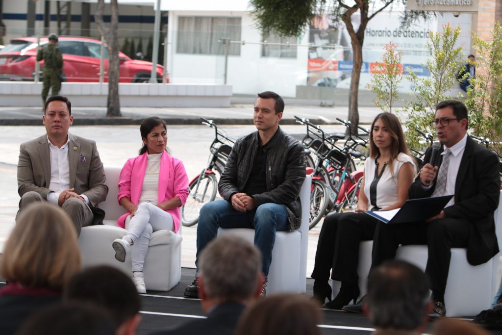 Cristian Zamora, alcalde de Cuenca, suscribió con Carlos Rivera, del BDE, el contrato de financiamiento para el financiamiento del programa de movilidad sostenible. Daniel Noboa, presidente de la República, participó como testigo de honor. XCA