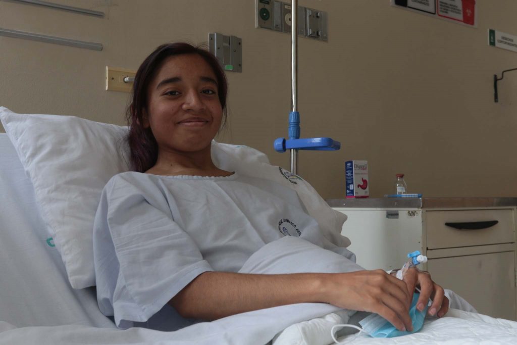 Katherine Medina se muestra alegre luego de tres semanas que fue sometida a un trasplante de riñón. El donante fue su padre. XCA