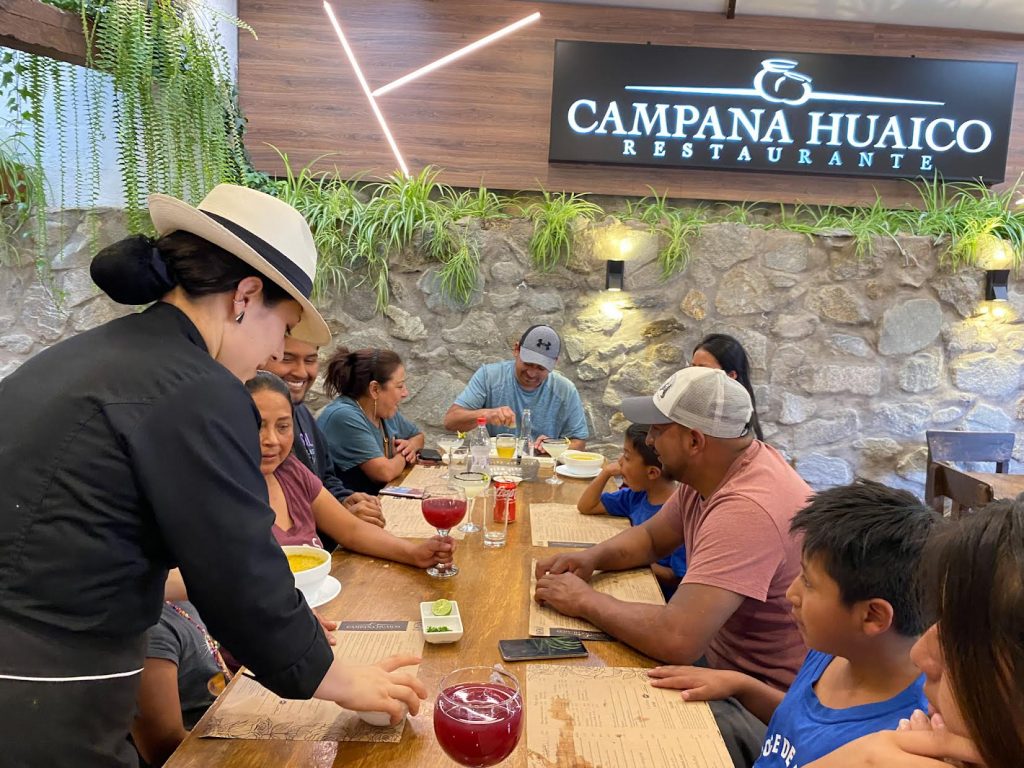 Mónica Merchán atiende a la familia Armijo Guanga, quienes residen en Nueva York y estuvieron de visita en Cuenca.