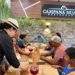 Mónica Merchán atiende a la familia Armijo Guanga, quienes residen en Nueva York y estuvieron de visita en Cuenca.