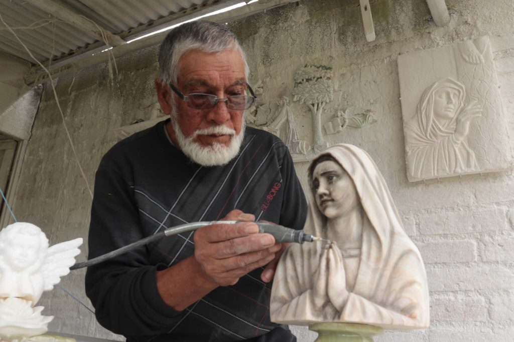 César Polibio Sinchi tiene su taller en la parroquia Sinincay. Lleva más de seis décadas realizando sus esculturas en mármol. XCA