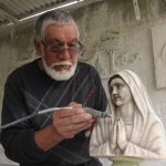 César Polibio Sinchi tiene su taller en la parroquia Sinincay. Lleva más de seis décadas realizando sus esculturas en mármol. XCA