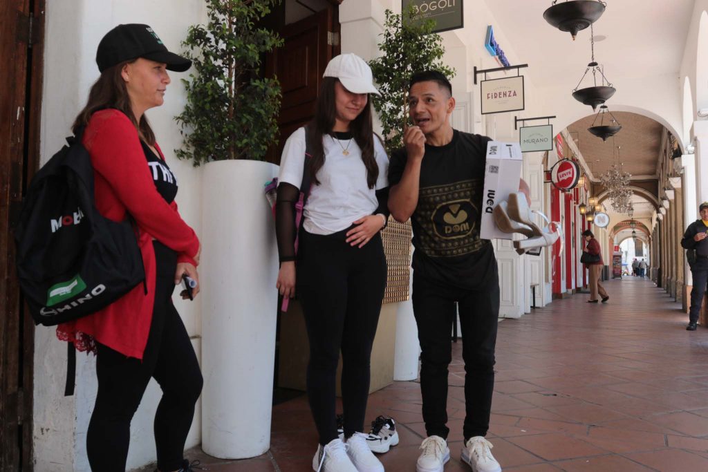 Manuel Dionicio Carchi conocido como “Doni” recorre el Parque Calderón y sus alrededores para obsequiar zapatos. XCA